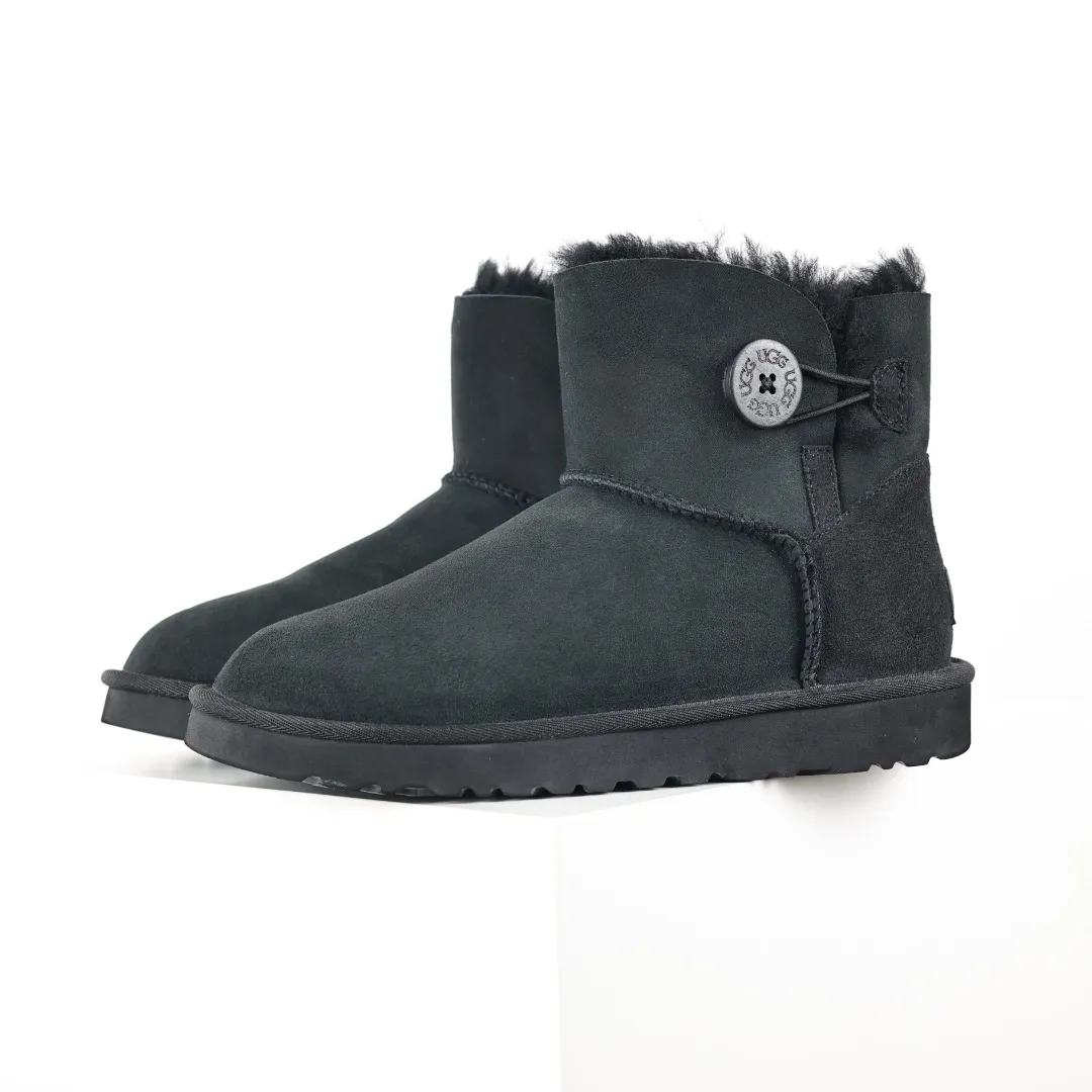 Pick up locally 💰560 Core recommended good price It is a very suitable choice for home furnishings. In the new year, uug launched a series of styles, which are partial to the preferences of young consumers and have also moved to the forefront of fashion trends. Shoe body material: water-repellent coated suede upper, 17 mm UGGPURE™ implantable wool insole, lightweight non-slip and comfortable rubber outsole, with brand LOGO and trademark, with full packaging Size: 35 36 37 38 39 40